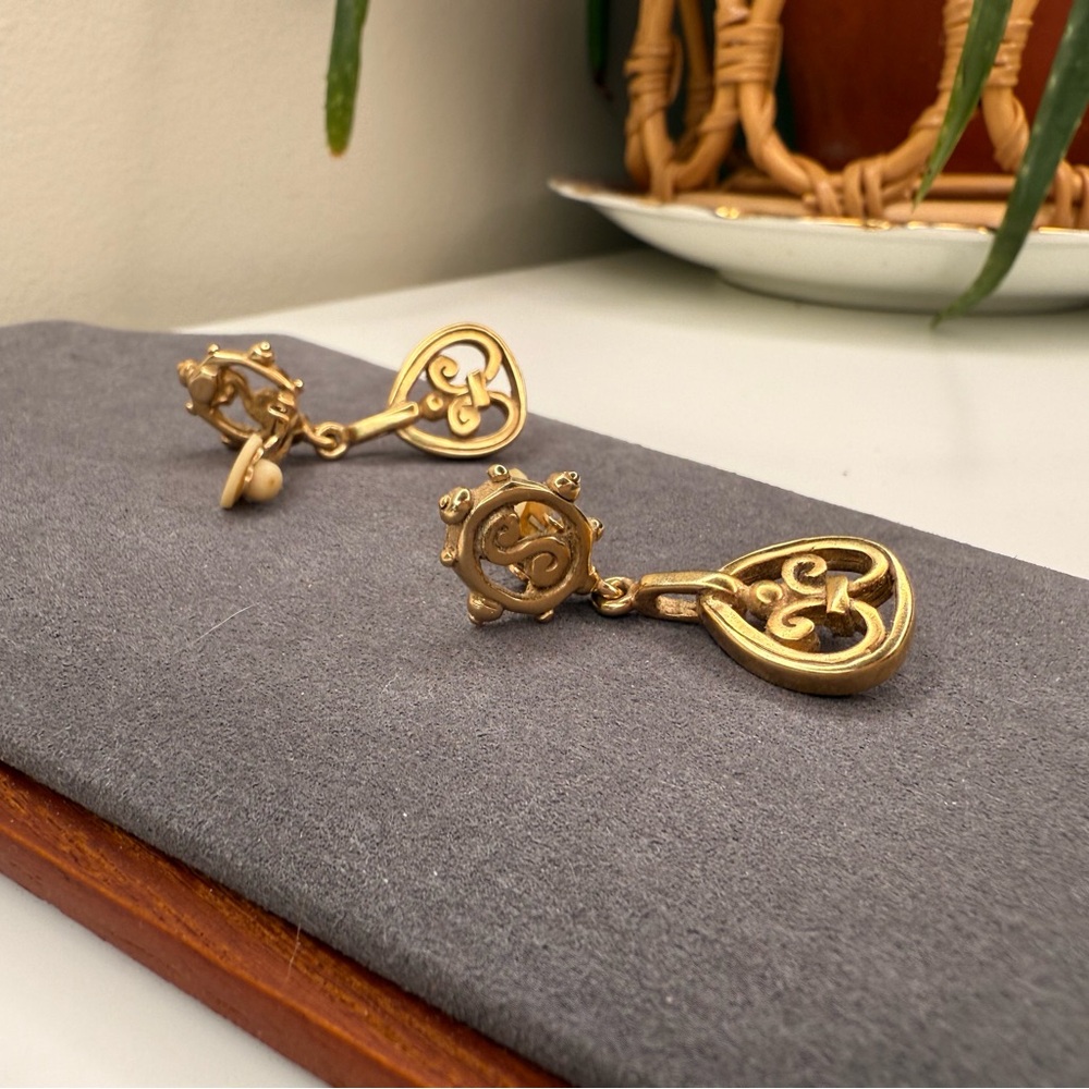 Vintage Erwin Pearl Gold Tone Clip-On Dangle Earrings Fleur-de-Lis Baroque 80s - Picture 6 of 7